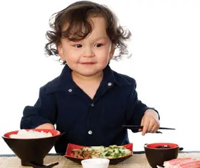 Child-Eating-Asian-Food