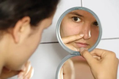 Girl-Acne-Mirror