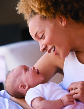 Mom-that-breastfeeds-with-baby