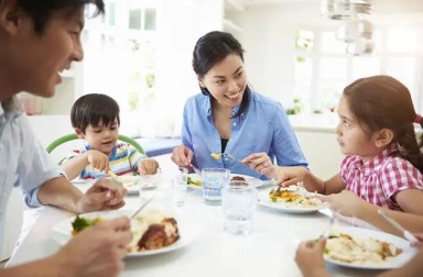 asian-family-eating-dinner