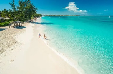 beaches-turks-caicos-family-on-beach