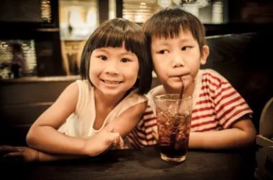 children-in-restaurant