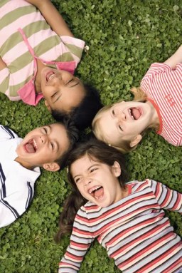 children-laying-in-grass