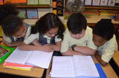 children-reading-togther-in-school