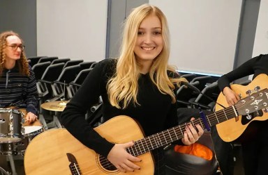 chloe-hennessee-girl-with-guitar