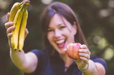 gemma-saylor-holding-apple-banana