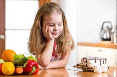 girl-choosing-food