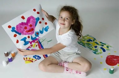 girl-finger-painting