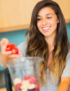 girl-making-smoothie