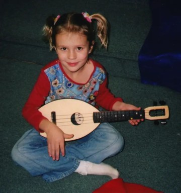 girl-playing-ukelele