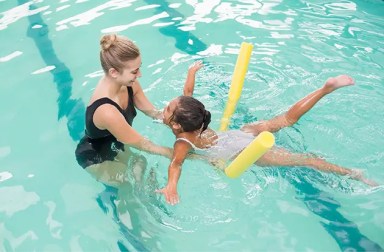 girl-swim-lesson