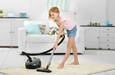 girl-vaccuming