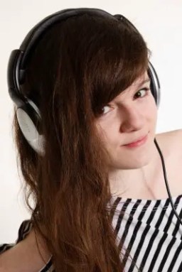 girl-with-headphones