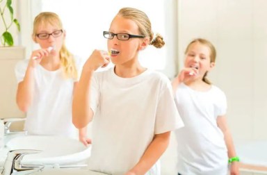 girls-brushing-teeth-sleepover