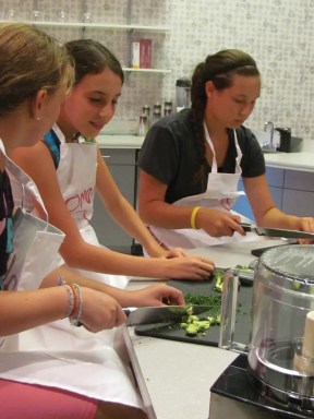 girls-cooking