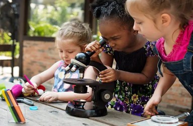 girls-using-microscope