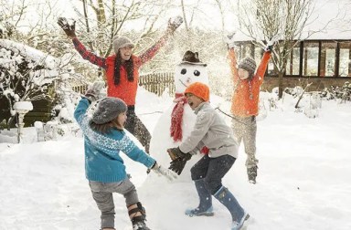 kids-building-snowman