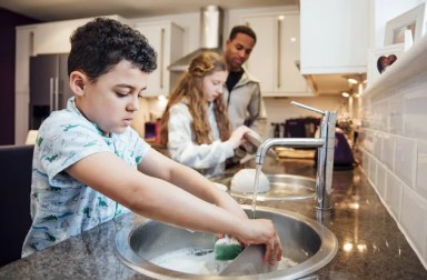 kids-doing-dishes