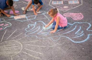 kids-drawing-sidewalk-chalk