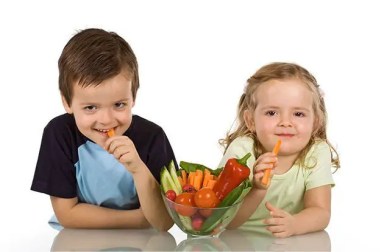 kids-eating-veggies