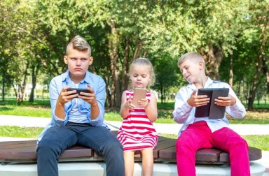 kids-on-phones