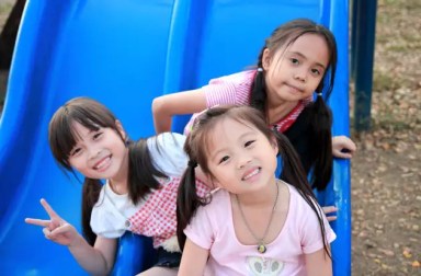 kids-on-slide