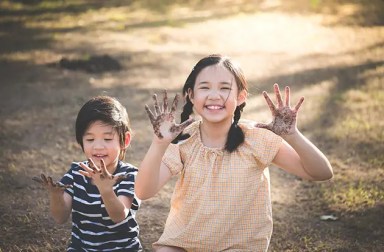 kids-playing-dirt