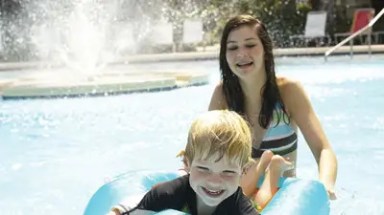 kids-playing-pool-vacation