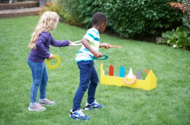 kids-playing-ring-toss