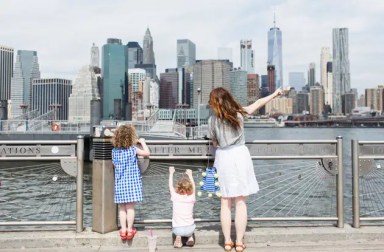 mother-daughters-manhattan-skyline