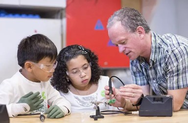 nysci-maker-space-soldering-with-david