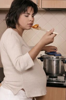 pregnant-woman-with-food