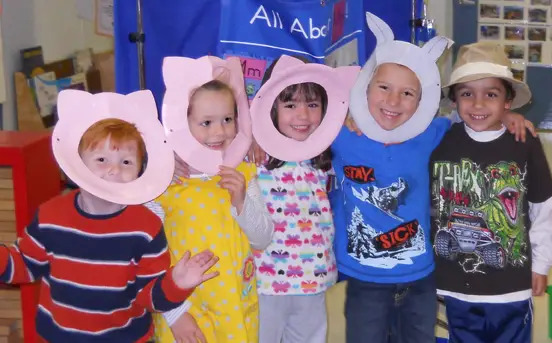 preschoolers as the three little pigs and big bad wolf