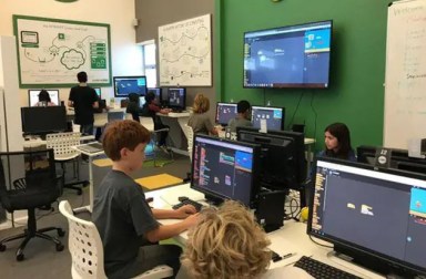 young-children-in-classrooom-using-computers