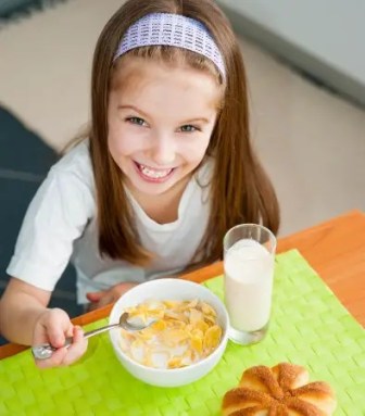 young-girl-eating-breakfast